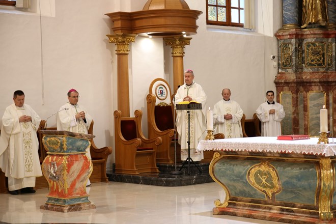 Biskup u miru Josip Mrzljak predslavio Misu Večere Gospodnje i uveo vjernike u Vazmeno trodnevlje